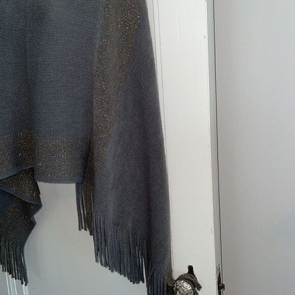 Nwot 2 Chic gray acrylic sweater with metallic gold thread - Picture 3 of 11